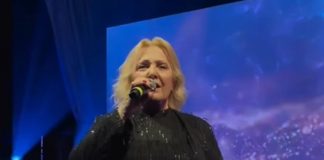 (VIDEO) ZBOG OVOGA JE PODIGNUTA KRIVIČNA PRIJAVA Isplivao snimak sa nastupa Snežane Đurišić u Zagrebu, ovako je 2.000 ljudi pjevalo “Vidovdan” (VIDEO) ZBOG OVOGA JE PODIGNUTA KRIVIČNA PRIJAVA Isplivao snimak sa nastupa Snežane Đurišić u Zagrebu, ovako je 2.000 ljudi pjevalo “Vidovdan” - featured image