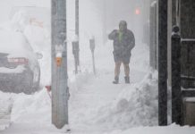 KAMERA ZABILJEŽILA UŽAS Snijeg pao sa zgrade i ubio djevojku, dotrčali da joj pomognu, pa za dlaku izbjegli smrt KAMERA ZABILJEŽILA UŽAS Snijeg pao sa zgrade i ubio djevojku, dotrčali da joj pomognu, pa za dlaku izbjegli smrt - featured image