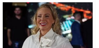 Ovako izgleda tijelo žene od 65 godina kad se fotografije ne fotošopiraju: Brena se skinula u kupaći i pokazala sve nesavršenosti FOTO Ovako izgleda tijelo žene od 65 godina kad se fotografije ne fotošopiraju: Brena se skinula u kupaći i pokazala sve nesavršenosti FOTO - featured image