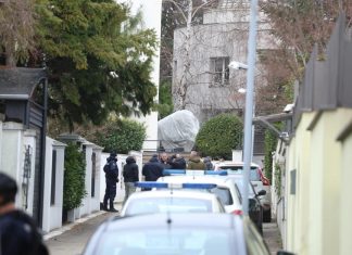 (VIDEO) PRVE FOTOGRAFIJE ISPRED KUĆE ZDRAVKA ČOLIĆA: Evo šta smo zatekli nakon što je bačena bomba, policija vrši uviđaj (VIDEO) PRVE FOTOGRAFIJE ISPRED KUĆE ZDRAVKA ČOLIĆA: Evo šta smo zatekli nakon što je bačena bomba, policija vrši uviđaj - featured image