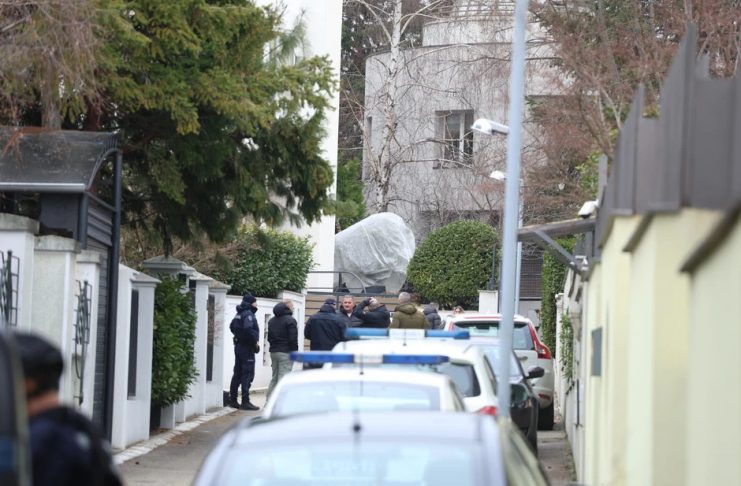 (VIDEO) PRVE FOTOGRAFIJE ISPRED KUĆE ZDRAVKA ČOLIĆA: Evo šta smo zatekli nakon što je bačena bomba, policija vrši uviđaj (VIDEO) PRVE FOTOGRAFIJE ISPRED KUĆE ZDRAVKA ČOLIĆA: Evo šta smo zatekli nakon što je bačena bomba, policija vrši uviđaj - featured image