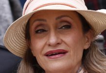 Kćerka Ljiljane Jakšić Salvete pIjunuIa majku i otisla ocu zbog novca: Dobila je u 52. godini, sama je podizala jer je otac nije želio, a sad ovo.. Kćerka Ljiljane Jakšić Salvete pIjunuIa majku i otisla ocu zbog novca: Dobila je u 52. godini, sama je podizala jer je otac nije želio, a sad ovo.. - featured image