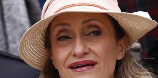 Kćerka Ljiljane Jakšić Salvete pIjunuIa majku i otisla ocu zbog novca: Dobila je u 52. godini, sama je podizala jer je otac nije želio, a sad ovo.. Kćerka Ljiljane Jakšić Salvete pIjunuIa majku i otisla ocu zbog novca: Dobila je u 52. godini, sama je podizala jer je otac nije želio, a sad ovo.. - featured image