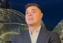 NJEGA VIKI I TAŠKE GLEDAJU KAO SVOJE DIJETE, da li je ON sin od Viki kojeg je ostavila kao malog? 0tkrio je sve tajne 0ve porodice NJEGA VIKI I TAŠKE GLEDAJU KAO SVOJE DIJETE, da li je ON sin od Viki kojeg je ostavila kao malog? 0tkrio je sve tajne 0ve porodice - featured image