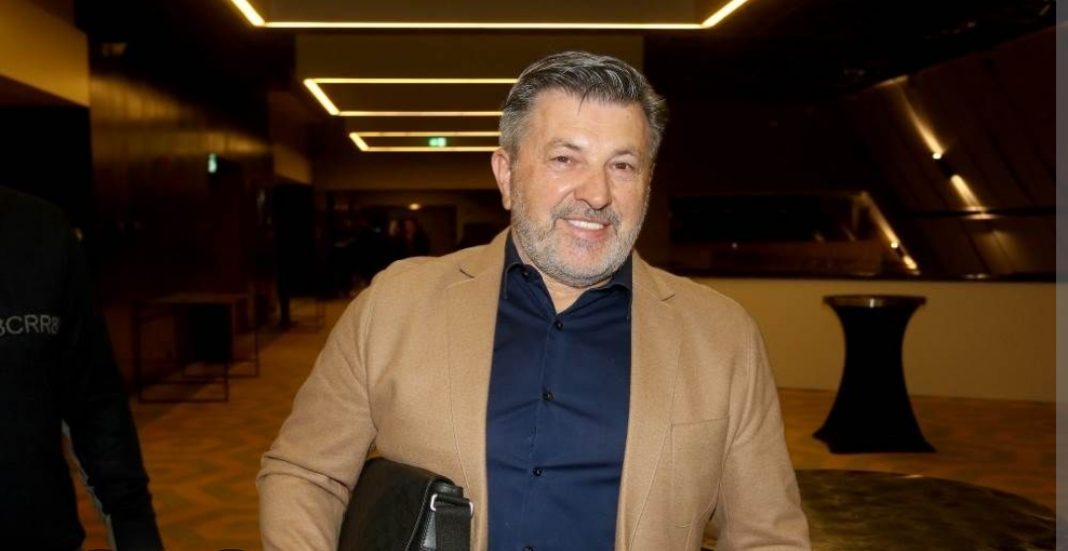 “Volim je najviše na svijetu”: Pjevać mlađoj supruzi ostavio bogatstvo, a rođenu majku smjestio u raspadnuti dom za stare - featured image “Volim je najviše na svijetu”: Pjevać mlađoj supruzi ostavio bogatstvo, a rođenu majku smjestio u raspadnuti dom za stare - featured image