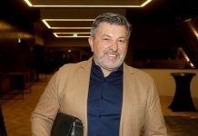 “Volim je najviše na svijetu”: Pjevać mlađoj supruzi ostavio bogatstvo, a rođenu majku smjestio u raspadnuti dom za stare “Volim je najviše na svijetu”: Pjevać mlađoj supruzi ostavio bogatstvo, a rođenu majku smjestio u raspadnuti dom za stare - featured image