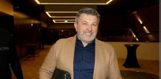 “Volim je najviše na svijetu”: Pjevać mlađoj supruzi ostavio bogatstvo, a rođenu majku smjestio u raspadnuti dom za stare “Volim je najviše na svijetu”: Pjevać mlađoj supruzi ostavio bogatstvo, a rođenu majku smjestio u raspadnuti dom za stare - featured image