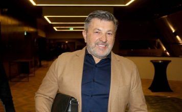 “Volim je najviše na svijetu”: Pjevać mlađoj supruzi ostavio bogatstvo, a rođenu majku smjestio u raspadnuti dom za stare “Volim je najviše na svijetu”: Pjevać mlađoj supruzi ostavio bogatstvo, a rođenu majku smjestio u raspadnuti dom za stare - featured image