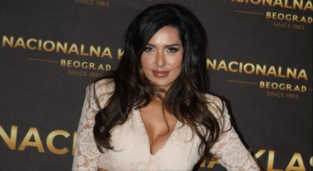 Smr.tni slučaj potresao estradu! Trebala da gostuje danas na televiziji ali je umjesto njenog dolaska voditeljica potvrdila traagične vijesti - featured image Smr.tni slučaj potresao estradu! Trebala da gostuje danas na televiziji ali je umjesto njenog dolaska voditeljica potvrdila traagične vijesti - featured image