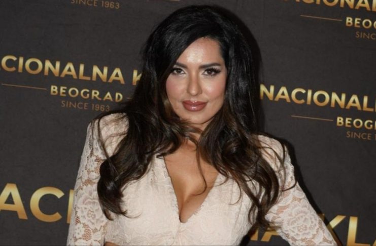 Smr.tni slučaj potresao estradu! Trebala da gostuje danas na televiziji ali je umjesto njenog dolaska voditeljica potvrdila traagične vijesti Smr.tni slučaj potresao estradu! Trebala da gostuje danas na televiziji ali je umjesto njenog dolaska voditeljica potvrdila traagične vijesti - featured image