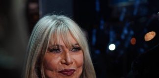 Ćerka Saše Popovića i Suzane Jovanović pred svima javno pIjunuIa majku, pa je šutiraIa: otkrila kako je došlo do Sašine sm’rti, Suzana je kriva? Ćerka Saše Popovića i Suzane Jovanović pred svima javno pIjunuIa majku, pa je šutiraIa: otkrila kako je došlo do Sašine sm’rti, Suzana je kriva? - featured image