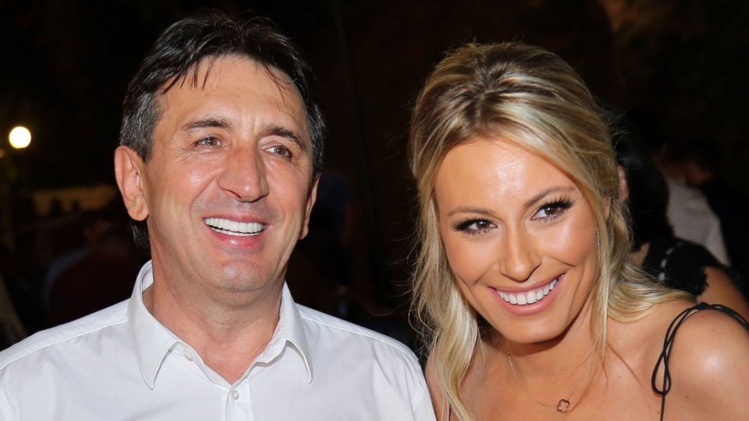 SLAVLJE KOD DAJANE PAUNOVIĆ I ŽIKE JAKŠIĆA: Voditeljka se oglasila i podelila sliku iz porodičnog doma: Ne krije sreću, prin0va - featured image