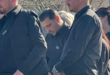 Najpotresnija scena – Darko Lazić ne može da se odvoji od brata, drži se za sanduk: “To je samo privremeno, ČEKAJ ME, PRIDRUŽIT ĆU TI SE BRZO..” Najpotresnija scena – Darko Lazić ne može da se odvoji od brata, drži se za sanduk: “To je samo privremeno, ČEKAJ ME, PRIDRUŽIT ĆU TI SE BRZO..” - featured image