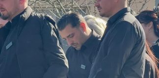 Najpotresnija scena – Darko Lazić ne može da se odvoji od brata, drži se za sanduk: “To je samo privremeno, ČEKAJ ME, PRIDRUŽIT ĆU TI SE BRZO..” Najpotresnija scena – Darko Lazić ne može da se odvoji od brata, drži se za sanduk: “To je samo privremeno, ČEKAJ ME, PRIDRUŽIT ĆU TI SE BRZO..” - featured image