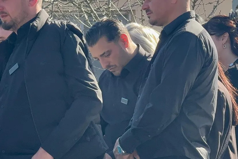 Najpotresnija scena – Darko Lazić ne može da se odvoji od brata, drži se za sanduk: “To je samo privremeno, ČEKAJ ME, PRIDRUŽIT ĆU TI SE BRZO..” - featured image Najpotresnija scena – Darko Lazić ne može da se odvoji od brata, drži se za sanduk: “To je samo privremeno, ČEKAJ ME, PRIDRUŽIT ĆU TI SE BRZO..” - featured image