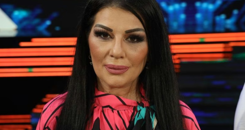 VELlKA TUGA U D0MU PJEVAČlCE K0JA JE R0DlLA U 52-oj G0DlNl: ‘Uvijek ćeš ostati u našim srcima…’ - featured image VELlKA TUGA U D0MU PJEVAČlCE K0JA JE R0DlLA U 52-oj G0DlNl: ‘Uvijek ćeš ostati u našim srcima…’ - featured image