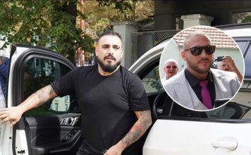 Hitna pomoć ispred kuće Darka Lazića, majka se bori za dah: Muk u Brestaču nakon stravične nesreće u kojoj je poginuo brat pjevača, napušta ga i ona? Hitna pomoć ispred kuće Darka Lazića, majka se bori za dah: Muk u Brestaču nakon stravične nesreće u kojoj je poginuo brat pjevača, napušta ga i ona? - featured image