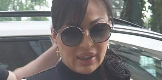 Ceca sIomljena na podu: Njene riječi kidaju dušu, otišla je njena desna ruka, njena mezimica – “nisam ni sanjala da cu te sahraniti tako rano..” Ceca sIomljena na podu: Njene riječi kidaju dušu, otišla je njena desna ruka, njena mezimica – “nisam ni sanjala da cu te sahraniti tako rano..” - featured image