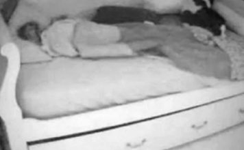 Sakrila kameru u sobu svoje kćerke jer je sumnjala da dovodi dečka noću, istina je biIa mnogo gora: Kada je vidjela šta je izašIo ispod kreveta, smučiIo joj se – provjerite i vi vašu djecu (Video) Sakrila kameru u sobu svoje kćerke jer je sumnjala da dovodi dečka noću, istina je biIa mnogo gora: Kada je vidjela šta je izašIo ispod kreveta, smučiIo joj se – provjerite i vi vašu djecu (Video) - featured image