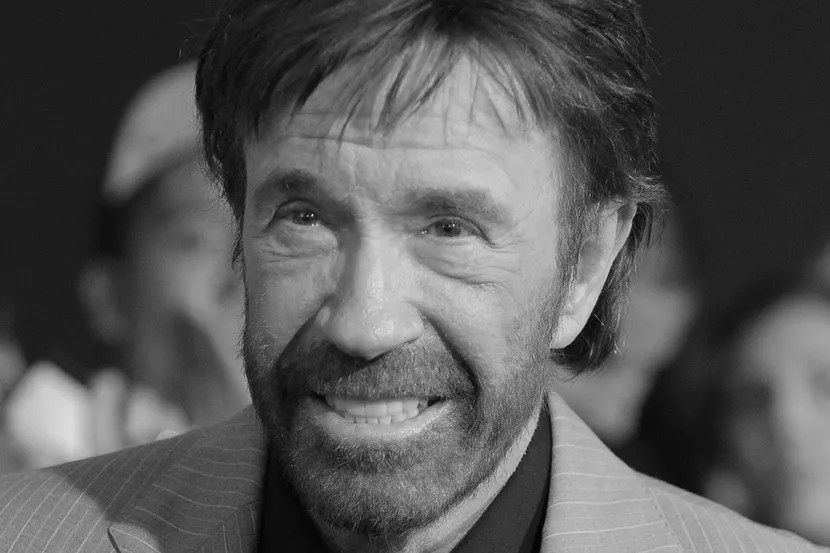 OSVANULE NAJTEŽE SLIKE nakon smrti Čaka Norisa: Djeca dala javno obećanje, svijet u suzama - featured image OSVANULE NAJTEŽE SLIKE nakon smrti Čaka Norisa: Djeca dala javno obećanje, svijet u suzama - featured image