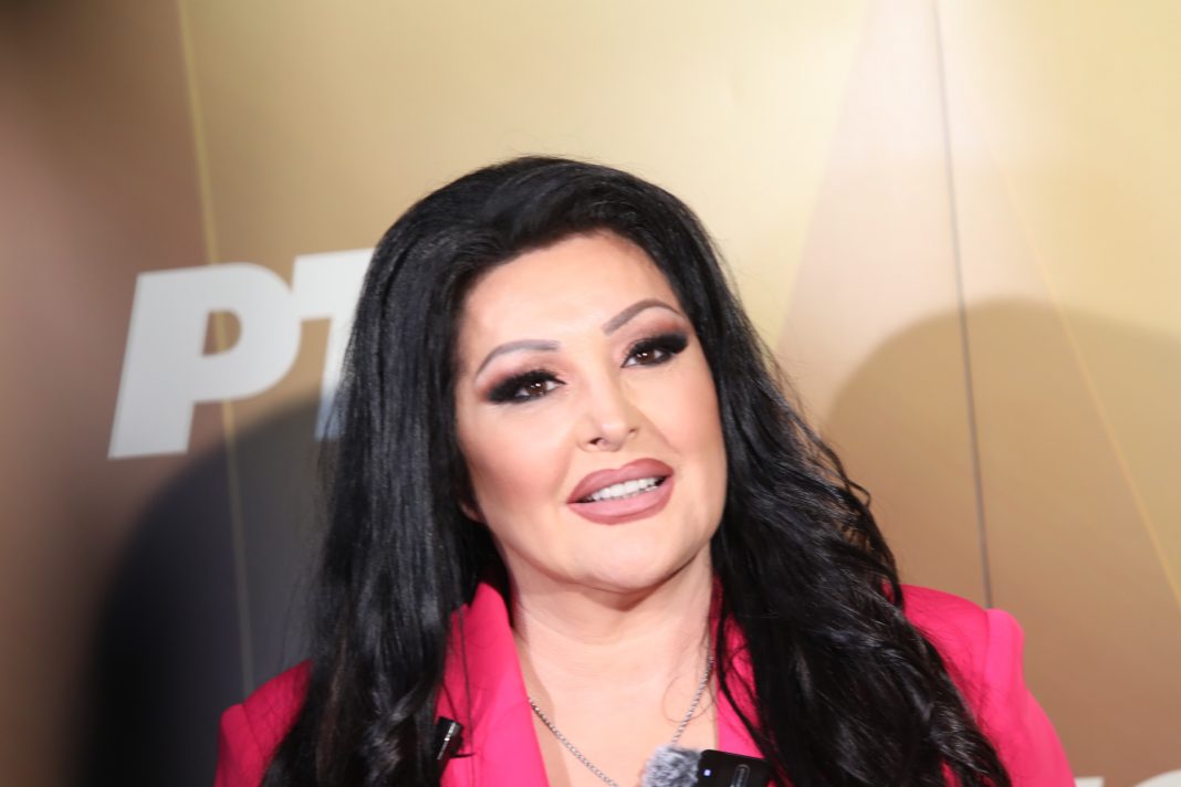 NEPREPOZNATLJIVA! Dragana Mirković ŠOKIRALA izgledom – Duga crna kosa nestala, pogledajte što je učinila, osišala se na ćelamo, tetovirala lice - featured image