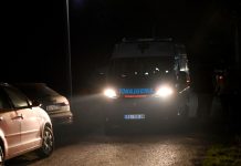 HITNA POMOĆ ISPRED KUĆE DARKA LAZIĆA: Potresne scene u Brestaču nakon tragične smrti njegovog brata, izgubili smo i njega? HITNA POMOĆ ISPRED KUĆE DARKA LAZIĆA: Potresne scene u Brestaču nakon tragične smrti njegovog brata, izgubili smo i njega? - featured image