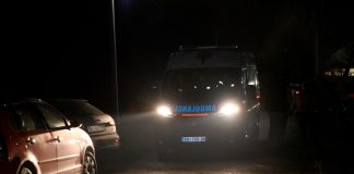 HITNA POMOĆ ISPRED KUĆE DARKA LAZIĆA: Potresne scene u Brestaču nakon tragične smrti njegovog brata, izgubili smo i njega? HITNA POMOĆ ISPRED KUĆE DARKA LAZIĆA: Potresne scene u Brestaču nakon tragične smrti njegovog brata, izgubili smo i njega? - featured image