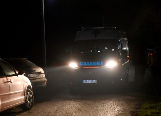 HITNA POMOĆ ISPRED KUĆE DARKA LAZIĆA: Potresne scene u Brestaču nakon tragične smrti njegovog brata, izgubili smo i njega? HITNA POMOĆ ISPRED KUĆE DARKA LAZIĆA: Potresne scene u Brestaču nakon tragične smrti njegovog brata, izgubili smo i njega? - featured image