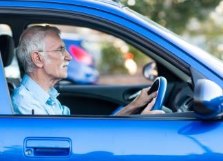 Doneta zvanična odluka o vozačkim dozvolama za starije osobe u EU! Počelo masovno oduzimanje: Uvedena stroga pravila, ukoliko imate OVOLIKO godina, završili ste svoje Doneta zvanična odluka o vozačkim dozvolama za starije osobe u EU! Počelo masovno oduzimanje: Uvedena stroga pravila, ukoliko imate OVOLIKO godina, završili ste svoje - featured image