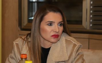 PEVAČICA SE SNIMALA TELEFONOM, PA JOJ SPAO FILTER! Ovaj video-snimak naše zvezde svi komentarišu na društvenim mrežama (GALERIJA) PEVAČICA SE SNIMALA TELEFONOM, PA JOJ SPAO FILTER! Ovaj video-snimak naše zvezde svi komentarišu na društvenim mrežama (GALERIJA) - featured image