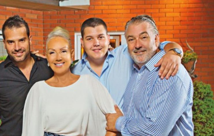 Kućna pomoćnica Živojinovića se povjerila prijateljima, iznijela prljav veš: Svi kažu Brena zvijezda, a ona se ovako ponaša Kućna pomoćnica Živojinovića se povjerila prijateljima, iznijela prljav veš: Svi kažu Brena zvijezda, a ona se ovako ponaša - featured image