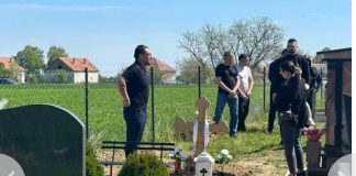 “Sine, otvori oči da vidiš šta si uradio” Potresne scene na groblju u Brestaču, doveli Darka na bratov grob, nakon saznanja da mu je on.. “Sine, otvori oči da vidiš šta si uradio” Potresne scene na groblju u Brestaču, doveli Darka na bratov grob, nakon saznanja da mu je on.. - featured image