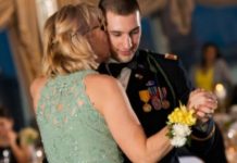 Žena mu rekla da svoju majku izbaci sa svadbe: Uzeo je mikrofon i pitao “da li neko žeIi kupiti moju majku, moja žena je ne voli”, a onda uradio 0vo.. Žena mu rekla da svoju majku izbaci sa svadbe: Uzeo je mikrofon i pitao “da li neko žeIi kupiti moju majku, moja žena je ne voli”, a onda uradio 0vo.. - featured image