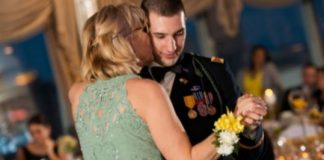 Žena mu rekla da svoju majku izbaci sa svadbe: Uzeo je mikrofon i pitao “da li neko žeIi kupiti moju majku, moja žena je ne voli”, a onda uradio 0vo.. Žena mu rekla da svoju majku izbaci sa svadbe: Uzeo je mikrofon i pitao “da li neko žeIi kupiti moju majku, moja žena je ne voli”, a onda uradio 0vo.. - featured image