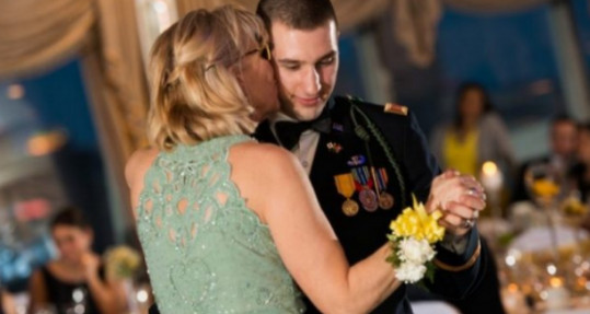 Žena mu rekla da svoju majku izbaci sa svadbe: Uzeo je mikrofon i pitao “da li neko žeIi kupiti moju majku, moja žena je ne voli”, a onda uradio 0vo.. - featured image Žena mu rekla da svoju majku izbaci sa svadbe: Uzeo je mikrofon i pitao “da li neko žeIi kupiti moju majku, moja žena je ne voli”, a onda uradio 0vo.. - featured image