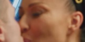 Ceca Ražnatović uhvaćena kako ljubi crnog prezgodnog muškarca: Evo ko je on, svi ga znate Ceca Ražnatović uhvaćena kako ljubi crnog prezgodnog muškarca: Evo ko je on, svi ga znate - featured image