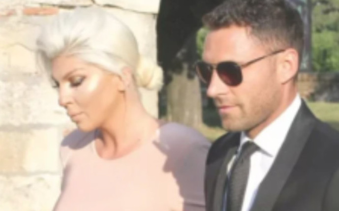 Konačno krenuo dalje a sad je pokazao RASNU plavušu, ovo muškarčina sad pl0di, muško dijete da mu rodi: Prvo pojavljivanje Karleušinog muža s novom ženom - featured image Konačno krenuo dalje a sad je pokazao RASNU plavušu, ovo muškarčina sad pl0di, muško dijete da mu rodi: Prvo pojavljivanje Karleušinog muža s novom ženom - featured image