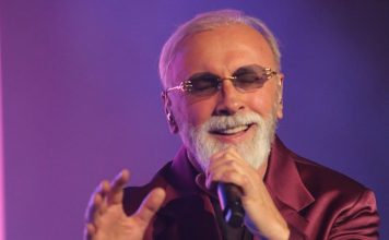 Ovo je jedina slika Dina Merlina sa ženom koja se pojavila u javnosti: Amela godinama izbjegava medije, a sad su je uhvatili nespremnu Ovo je jedina slika Dina Merlina sa ženom koja se pojavila u javnosti: Amela godinama izbjegava medije, a sad su je uhvatili nespremnu - featured image