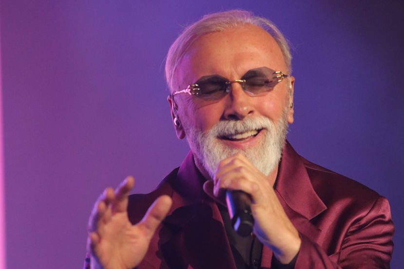 Ovo je jedina slika Dina Merlina sa ženom koja se pojavila u javnosti: Amela godinama izbjegava medije, a sad su je uhvatili nespremnu - featured image Ovo je jedina slika Dina Merlina sa ženom koja se pojavila u javnosti: Amela godinama izbjegava medije, a sad su je uhvatili nespremnu - featured image