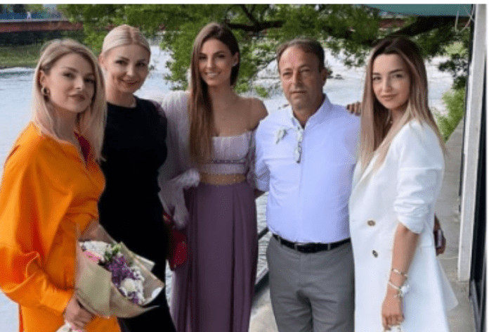 U domu RAMOVIĆA sve je spremno za veliko slavlje: Džejla BLISTA u bijelom, stomačić se vidi, a njemu će se zauvijek predati - featured image U domu RAMOVIĆA sve je spremno za veliko slavlje: Džejla BLISTA u bijelom, stomačić se vidi, a njemu će se zauvijek predati - featured image