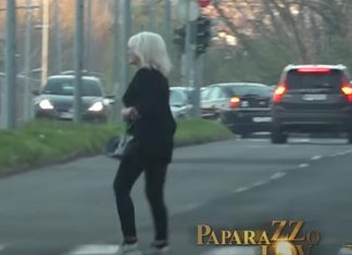 PEVAČICA SELA U KRILO OŽENJENOM, PA DOBILA ŠAMAR OD NJEGOVE ŽENE! Pukla bruka na estradi, nakon toliko godina isplivao ozbiljan skandal PEVAČICA SELA U KRILO OŽENJENOM, PA DOBILA ŠAMAR OD NJEGOVE ŽENE! Pukla bruka na estradi, nakon toliko godina isplivao ozbiljan skandal - featured image