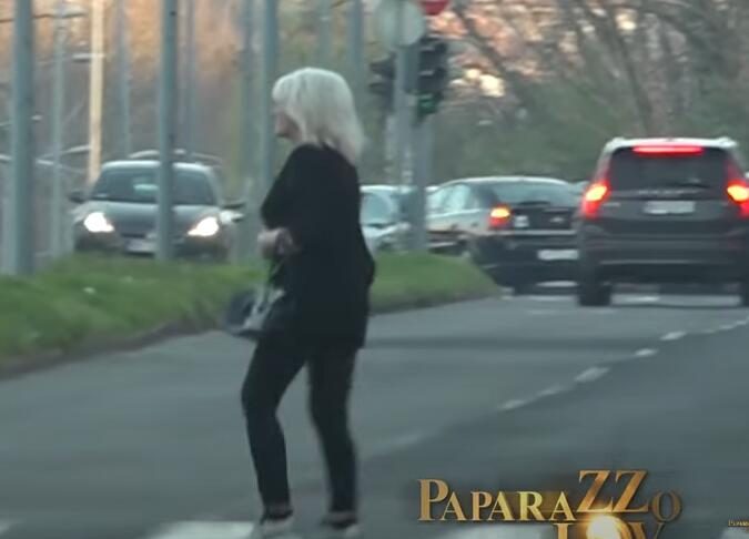 PEVAČICA SELA U KRILO OŽENJENOM, PA DOBILA ŠAMAR OD NJEGOVE ŽENE! Pukla bruka na estradi, nakon toliko godina isplivao ozbiljan skandal PEVAČICA SELA U KRILO OŽENJENOM, PA DOBILA ŠAMAR OD NJEGOVE ŽENE! Pukla bruka na estradi, nakon toliko godina isplivao ozbiljan skandal - featured image