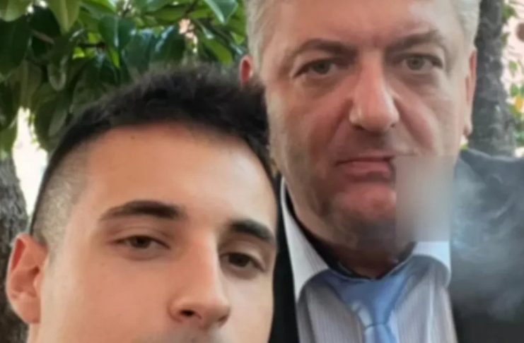 TONI OTVORIO VRATA LUKSUZNOG DOMA Iselio se iz dvorca poslije razvoda od Dragane, pa ovdje sagradio raj, a društvo mu pravi naša popularna pjevačica pripremite se za šok……. TONI OTVORIO VRATA LUKSUZNOG DOMA Iselio se iz dvorca poslije razvoda od Dragane, pa ovdje sagradio raj, a društvo mu pravi naša popularna pjevačica pripremite se za šok……. - featured image