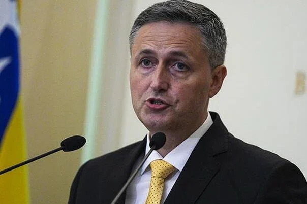 POLITIČKA BURA U BIH: Bećirović na udaru zbog odluke stare tri godine - featured image POLITIČKA BURA U BIH: Bećirović na udaru zbog odluke stare tri godine - featured image