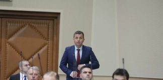 Muk u Parlamentu RS: Vukanović šokirao istupom -“Pokojni Boban Kusturić stajao iza organizacije…” Muk u Parlamentu RS: Vukanović šokirao istupom -“Pokojni Boban Kusturić stajao iza organizacije…” - featured image