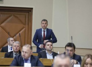 Muk u Parlamentu RS: Vukanović šokirao istupom -“Pokojni Boban Kusturić stajao iza organizacije…” Muk u Parlamentu RS: Vukanović šokirao istupom -“Pokojni Boban Kusturić stajao iza organizacije…” - featured image