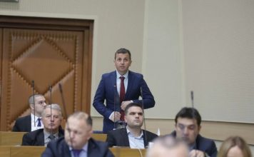 Muk u Parlamentu RS: Vukanović šokirao istupom -“Pokojni Boban Kusturić stajao iza organizacije…” Muk u Parlamentu RS: Vukanović šokirao istupom -“Pokojni Boban Kusturić stajao iza organizacije…” - featured image