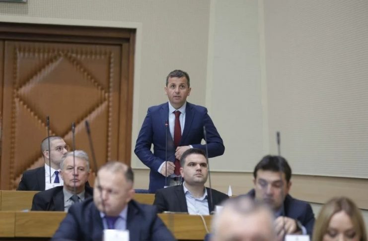 Muk u Parlamentu RS: Vukanović šokirao istupom -“Pokojni Boban Kusturić stajao iza organizacije…” Muk u Parlamentu RS: Vukanović šokirao istupom -“Pokojni Boban Kusturić stajao iza organizacije…” - featured image
