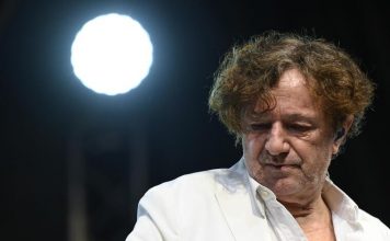 “MOJE ĆERKE SU FRANCUSKINJE” Bregović otkrio da naslednice ne pričaju na srpskom, sve 3 su različite vere – Priznao da li mu to smeta: Više ne znam šta slave… "MOJE ĆERKE SU FRANCUSKINJE" Bregović otkrio da naslednice ne pričaju na srpskom, sve 3 su različite vere - Priznao da li mu to smeta: Više ne znam šta slave... - featured image