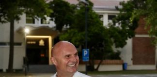 “NIJE IMAO ŠTA DA JEDE, BIO JE ŠVORC” Kompozitor otkrio kom pevaču je Goran Bregović dao otkaz: “Skupio sam bend za dva dana da ga spasim” “NIJE IMAO ŠTA DA JEDE, BIO JE ŠVORC” Kompozitor otkrio kom pevaču je Goran Bregović dao otkaz: “Skupio sam bend za dva dana da ga spasim” - featured image